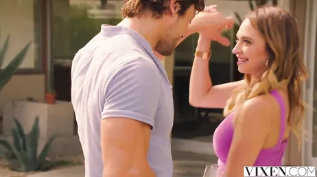 Ce mannequin excité est une actrice porno pendant son temps libre