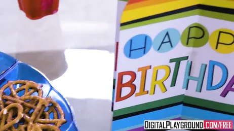 Sa meilleure amie lui fait une baise brutale pour son anniversaire