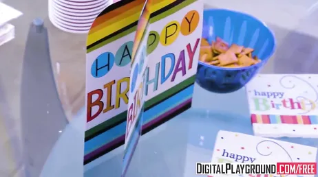 Sa meilleure amie lui fait une baise brutale pour son anniversaire