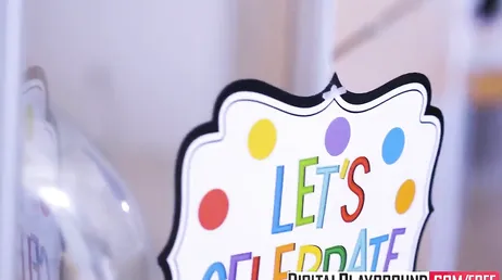 Sa meilleure amie lui fait une baise brutale pour son anniversaire