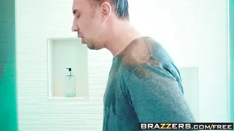 Ma sœur se consacre à baiser avec mes amis à la maison