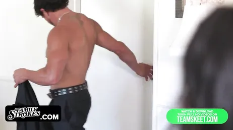 Papai se surpreende com um boquete da filha na cozinha