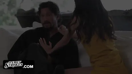 Papai se surpreende com um boquete da filha na cozinha