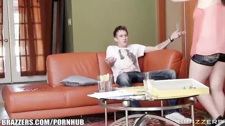 Resto da solo con la migliore amica di mia sorella e scopiamo