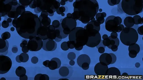 La nueva asistenta pelirroja tiene unas tetas naturales perfectas