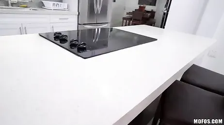 A puta trai o marido com a vizinha que vem de cima