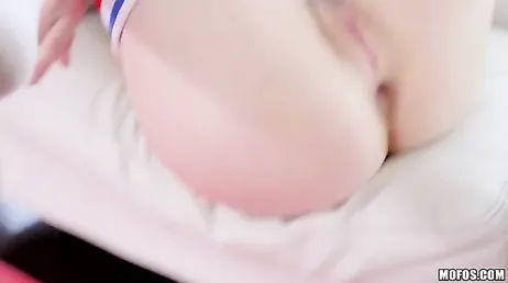 Morena branquinha fica de quatro para anal na bunda grande