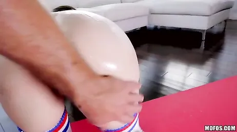 Morena branquinha fica de quatro para anal na bunda grande