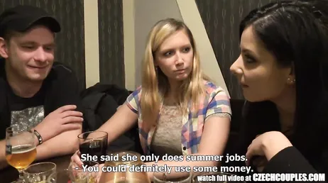 Sie überreden drei Leute in einer Bar, gegen Geld zu ficken