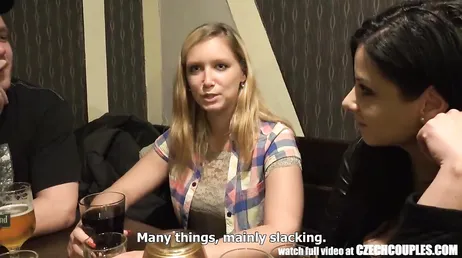 Sie überreden drei Leute in einer Bar, gegen Geld zu ficken
