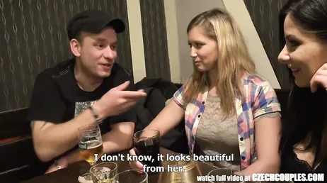 Sie überreden drei Leute in einer Bar, gegen Geld zu ficken