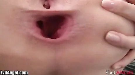 Stacy Snake tar en spektakulär kuk i hennes stora rumpa