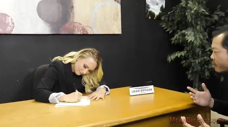 AJ Applegate vill att en undergiven kinesisk kille ska rensa hennes rumpa