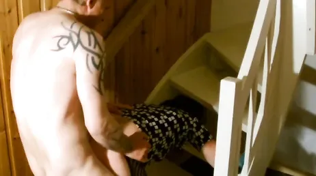 Kåta mormor spelar in sig själv när hon jävlas på trappan i sitt hus