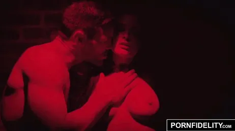 Katrina Jade reçoit une éjaculation brutale dans sa chatte charnue