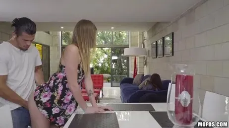 Elle dort avec ses meilleurs amis et finit par les baiser