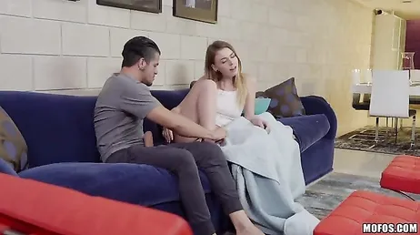 Elle dort avec ses meilleurs amis et finit par les baiser