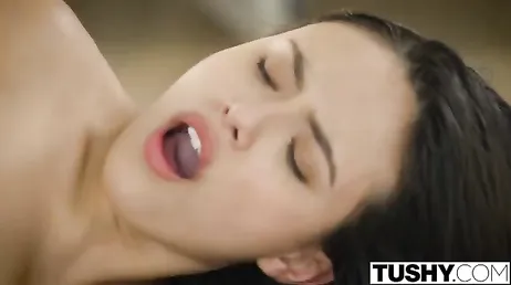 Maya Grand behöver ett gott knull i sin mörka rumpa