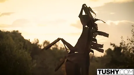 Maya Grand behöver ett gott knull i sin mörka rumpa