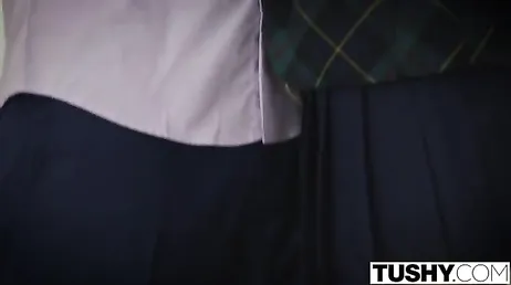 Maya Grand behöver ett gott knull i sin mörka rumpa