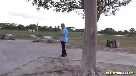 Il demande à la fille dans le parc si elle veut baiser pour de l'argent