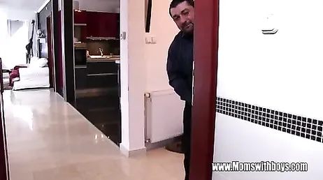 Hij bespioneert zijn naakte, rondborstige vrouw in de badkamer