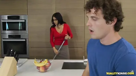 La mejor amiga de mi madre empieza a tocarme el rabo en la cocina